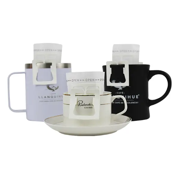 Filtres en papier à café filtre fixés à différentes tasses