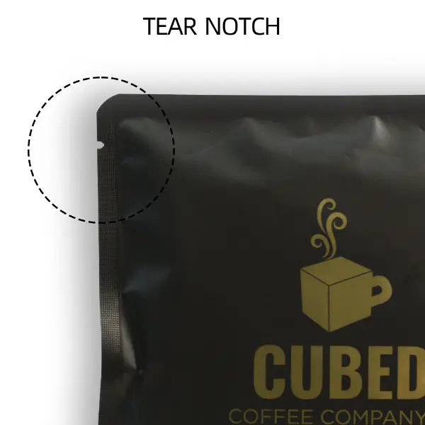 Détail de l’encoche de déchirure sur un sachet de café haut de gamme
