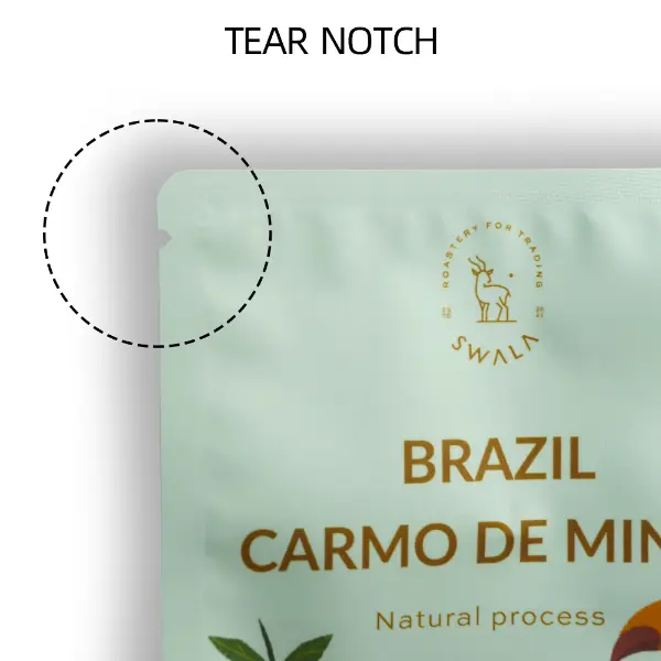 Détail de l’encoche de déchirure sur la pochette de café goutte-à-goutte pour faciliter l’ouverture
