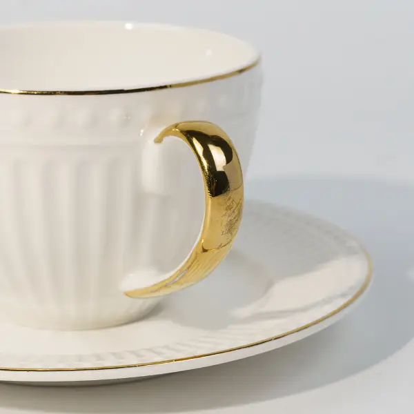 Texture cannelée embossée sur une tasse à café en céramique personnalisée