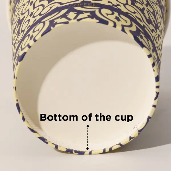 Vue du bas de l’embossage de la tasse à café avec base renforcée