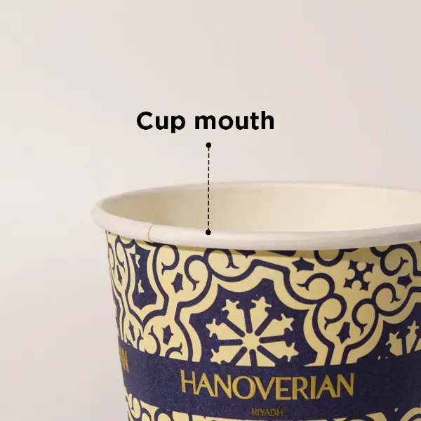 Gros plan sur le design de la bouche d’une tasse de café en papier embossé