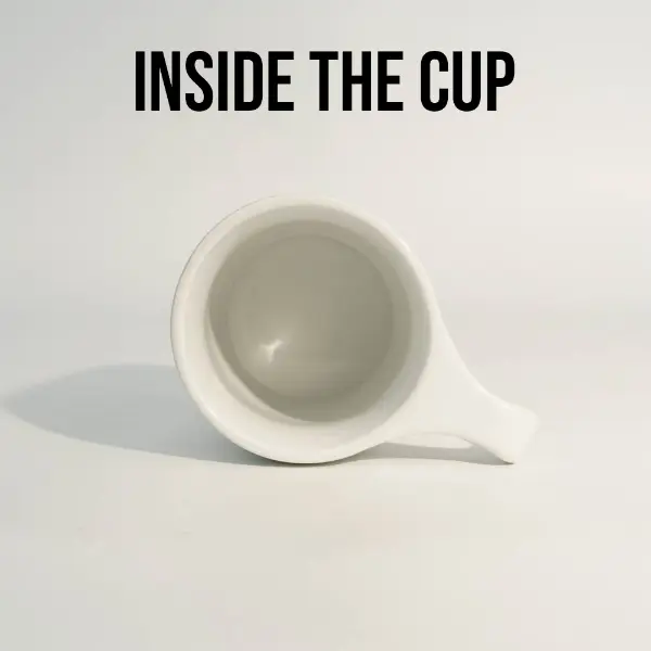 Vue du bas d’une tasse à café en céramique à bouche plate avec une base en céramique stable
