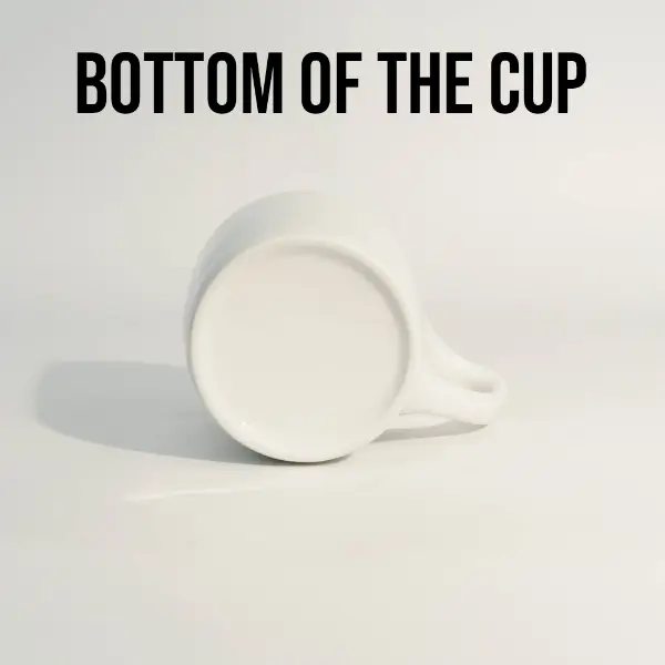 Détail de la poignée ergonomique d’une tasse à café en céramique à bouche plate