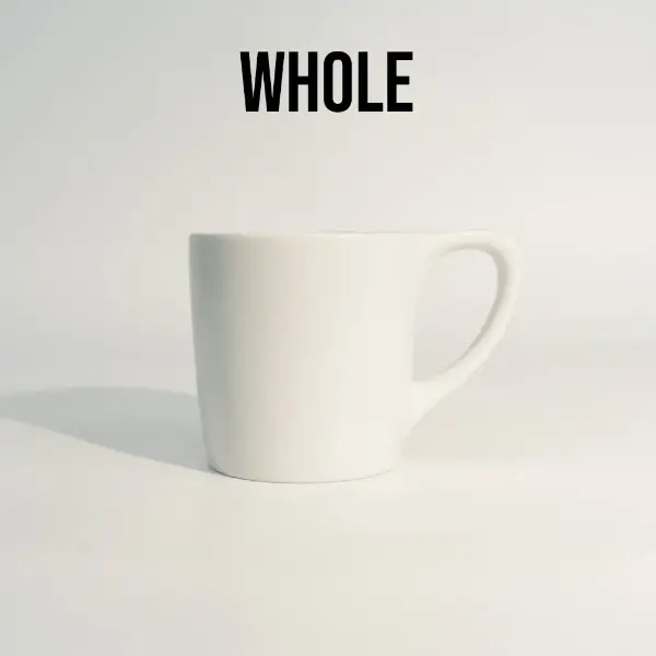 Vue intérieure d’une tasse à café en céramique à bouche plate montrant un intérieur lisse et émaillé
