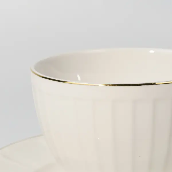 Détail de bord peint en or sur une tasse à café en céramique embossée sur mesure