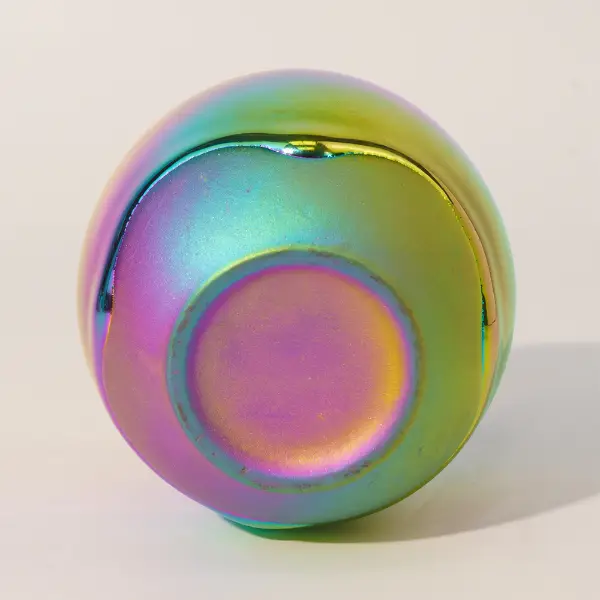 Détail holographique de glaçure sur un fond de tasse à café en céramique taillé sur mesure