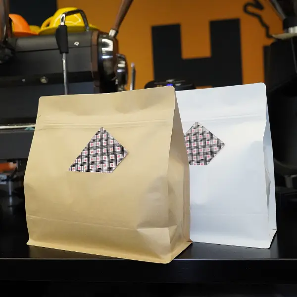 Détails de fenêtre en fente en cartons sur des sacs de café horizontaux