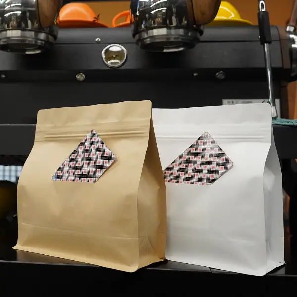 Sacs de café horizontaux avec une fente en carton vue face en kraft et papier blanc