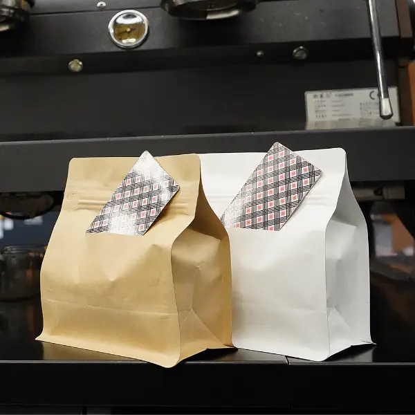 Sacs de café horizontaux avec fente en carton affichés dans un environnement de café