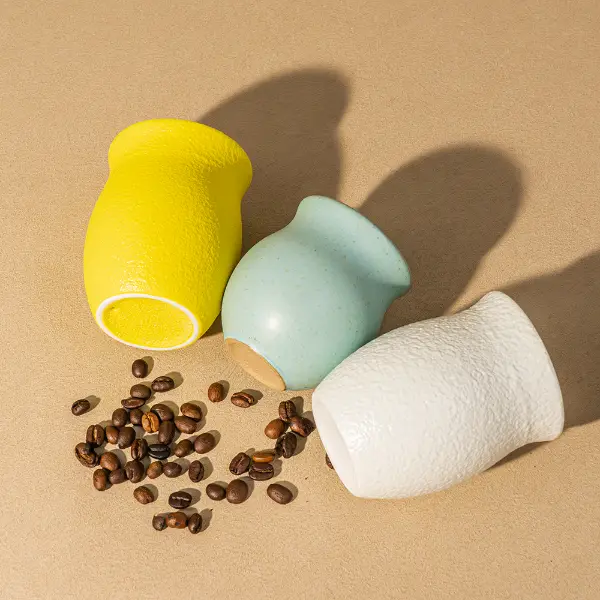 Tasse en céramique givrée de forme irrégulière avec une texture artisanale