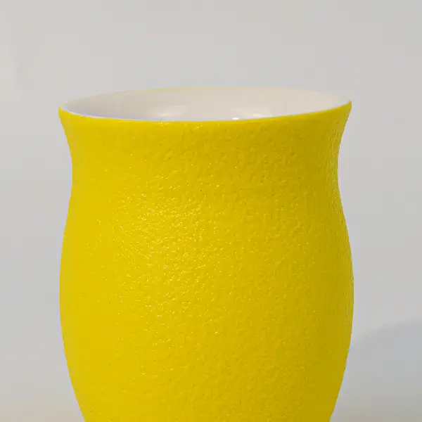 Intérieur lisse et émaillé d’une tasse à café en céramique irrégulière