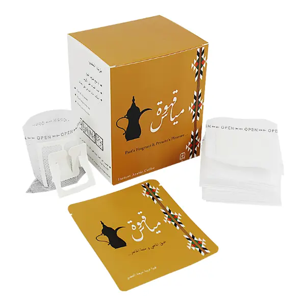 Sachet filtre filtre filtre en matériau japonais placé sur une tasse pour l’infusion manuelle