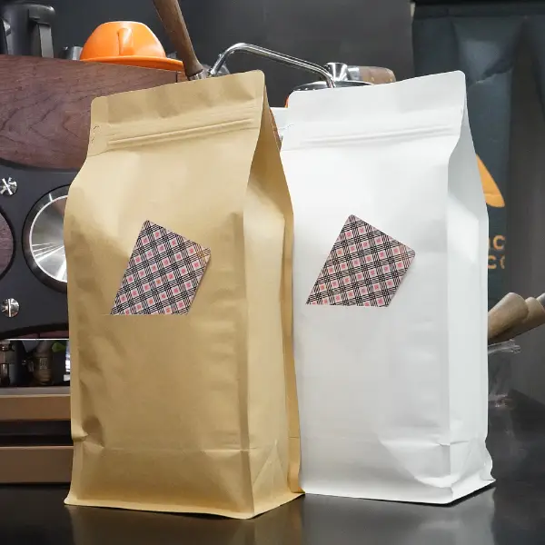 Sachets de café en papier Kraft avec fenêtre en carton en formats 250g, 500g et 1kg