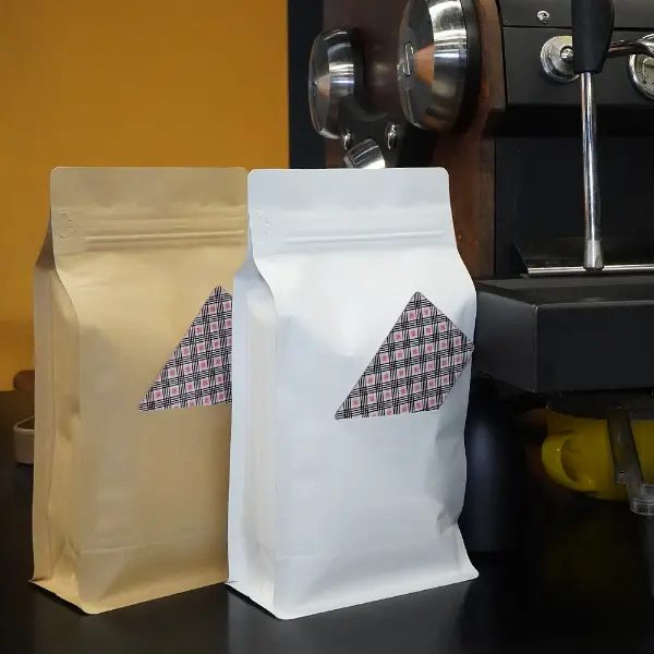 Sachets à café kraft à fond plat avec vue latérale en carton