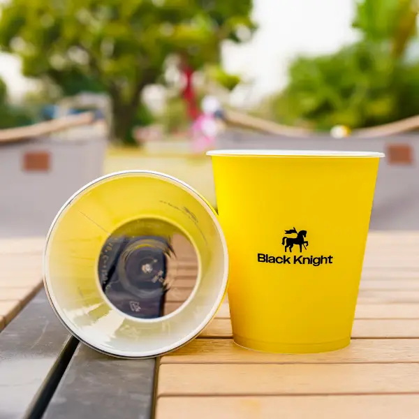 Coupe à glace PET avec logo personnalisé jaune, Adapté au café glacé et aux boissons froides