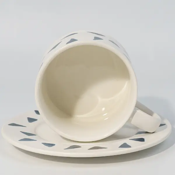 Vue intérieure d’une tasse à café en céramique imprimée montrant un intérieur lisse et émaillé
