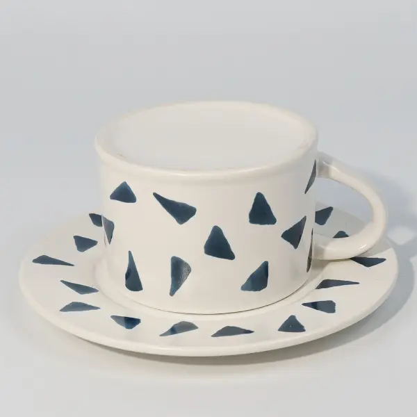 Vue de dessus d’une tasse de café en céramique imprimée avec soucoupe pour servir le café