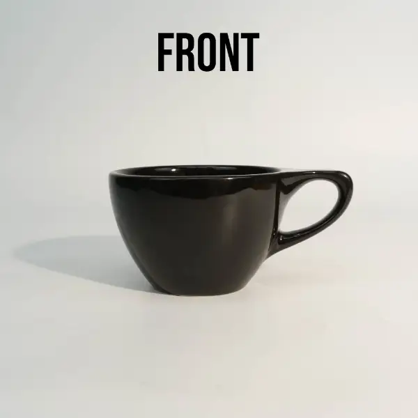Vue de face d’une tasse à café en céramique ronde sur mesure à monture plate