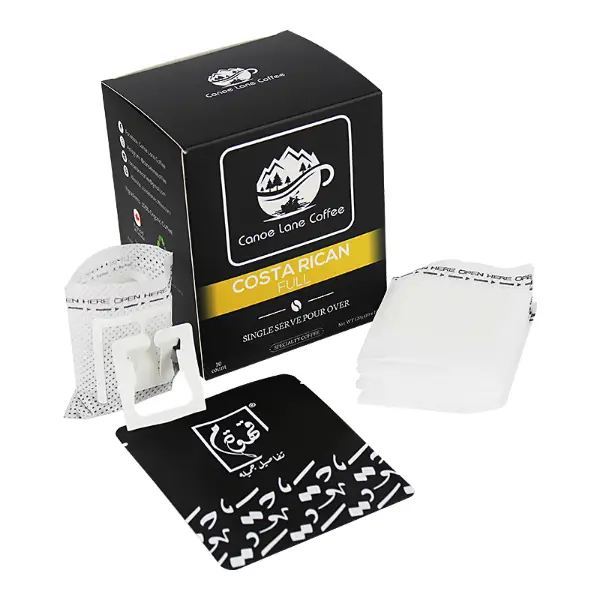 Sac filtre de type filtre à filtre à joints placé sur une tasse en céramique pour un pour-over individuel