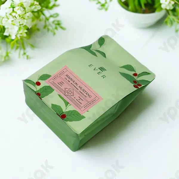 Autocollant en papier de forme personnalisée appliqué sur un sachet d’emballage de café haut de gamme