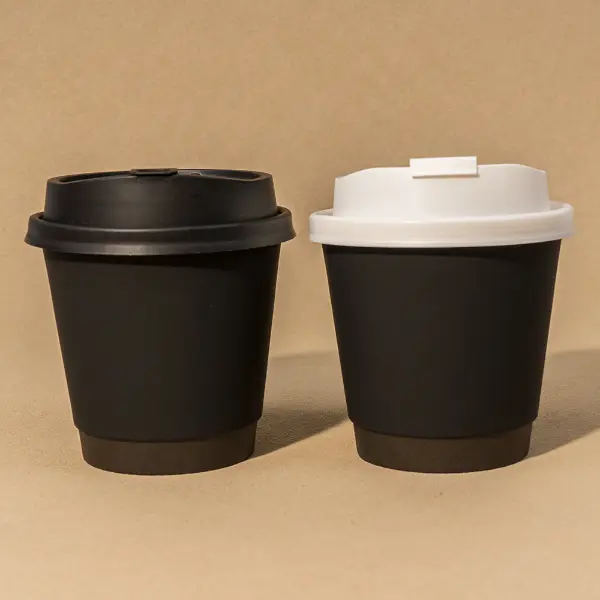 Tasses en papier douces au toucher avec couvercles noirs et blancs, Design double mur premium pour cafés