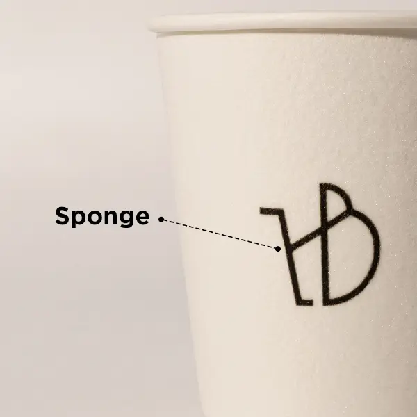 Plan rapproché de la texture de la surface de l’éponge sur un gobelet en papier personnalisé