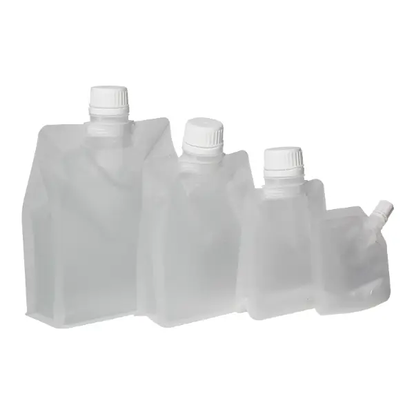 Sachets à bec transparent mat dans différentes capacités pour l’emballage des boissons et des liquides