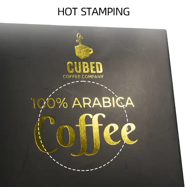 Détail du logo doré à estampon chaud sur l’emballage premium d’une boîte à café UFO