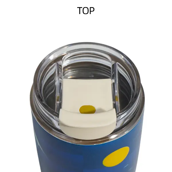 Détail du bec à boire d’un gobelet sous vide personnalisé avec couvercle transparent