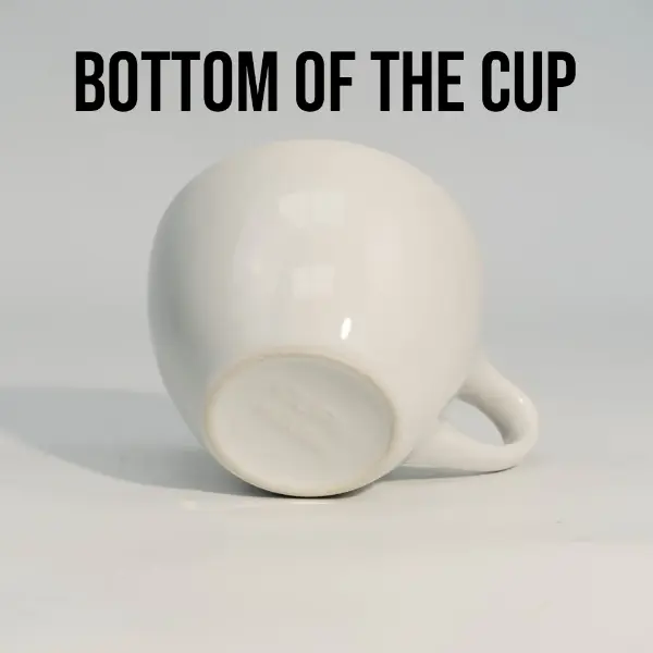 Vue du bas de la base de tasse à café en céramique blanche à dessus plat