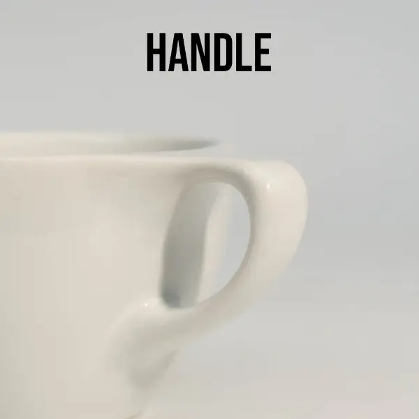 Détail de la poignée de la tasse à café en céramique blanche à couvercle plate