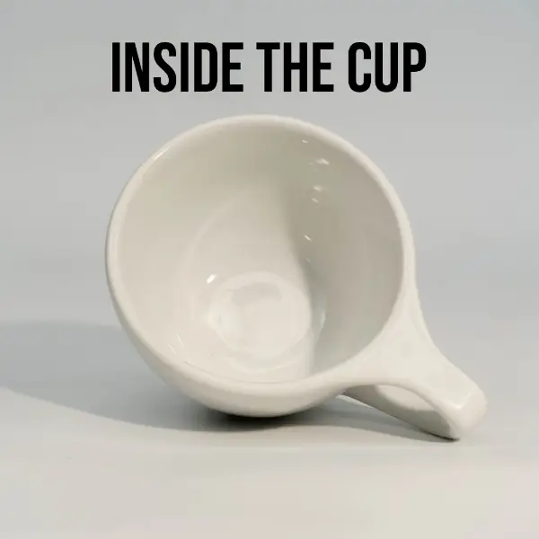 Vue intérieure d’une tasse à café en céramique blanche à couloir plat