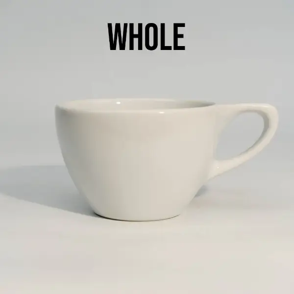 Vue complète de la tasse à café en céramique blanche à couvercle plate avec poignée