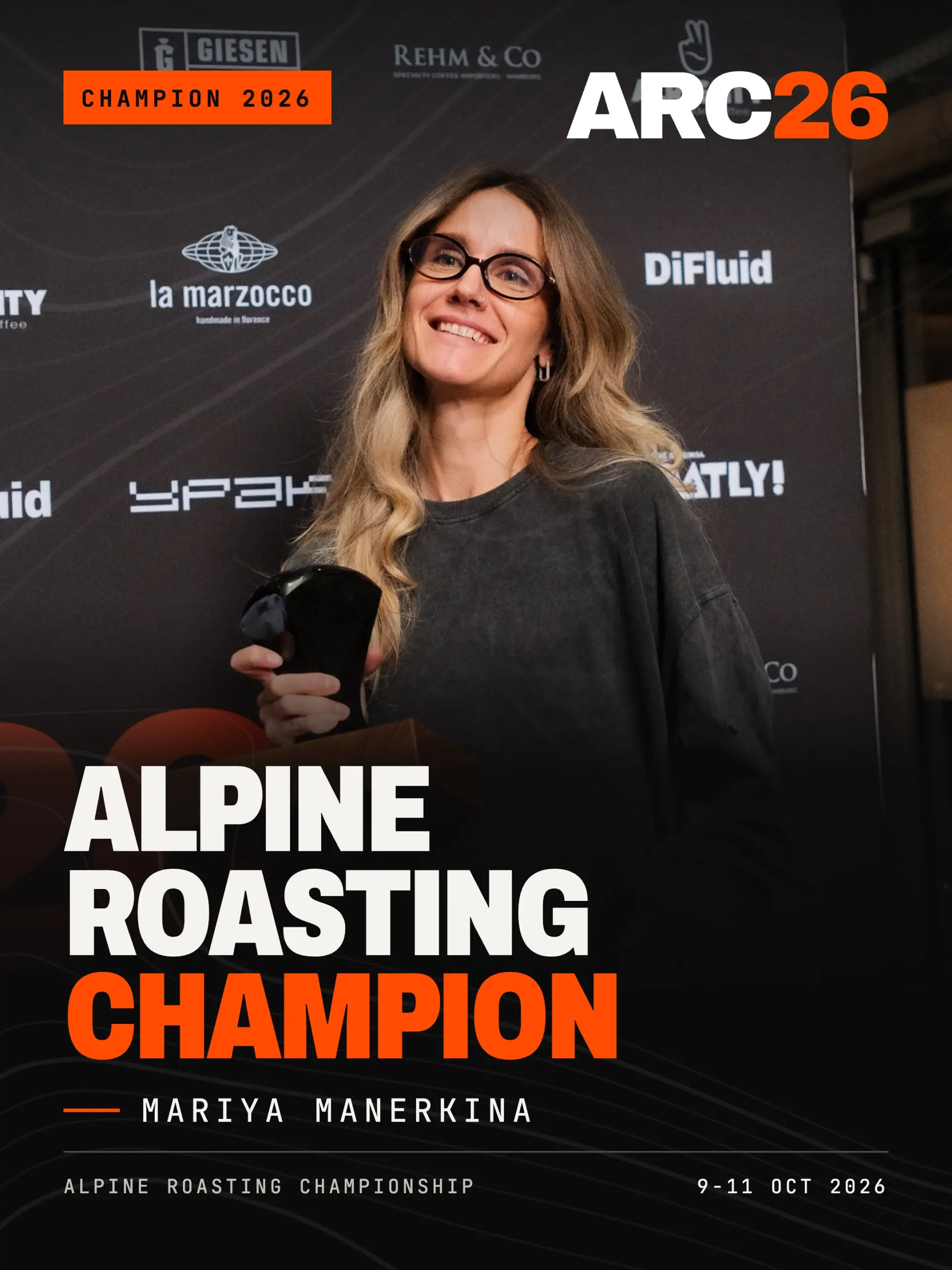 Championnat de Torréfiage Alpin 2026 Vainqueur tenant le trophée du champion